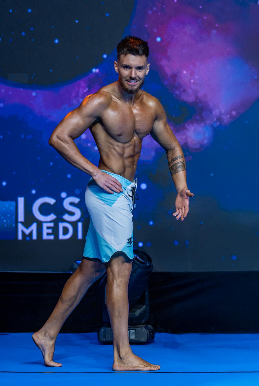 Andrei Razvan pe scena la competitie